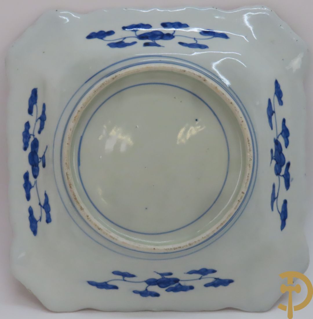 Drie vierkante Imari borden