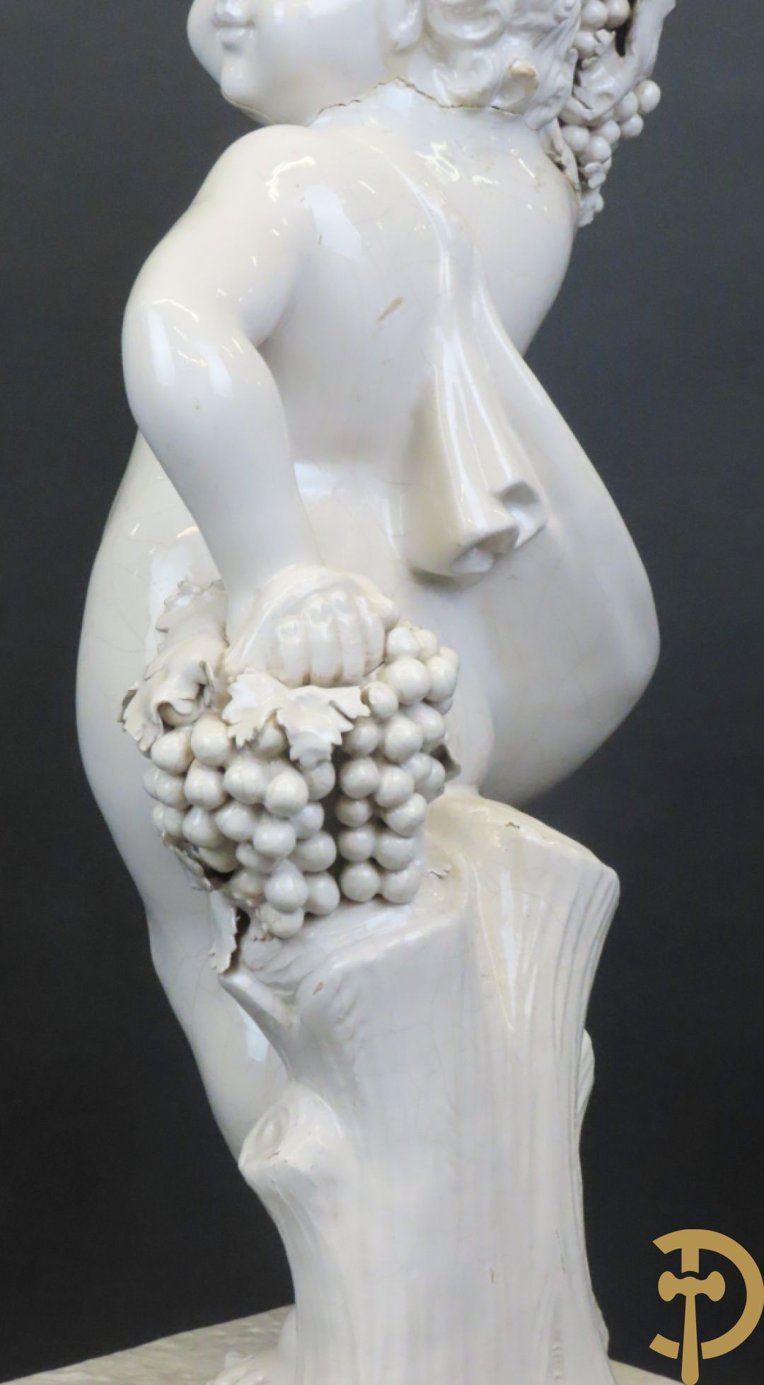 Engel met druiventrossen in Italiaanse majolica op sokkel