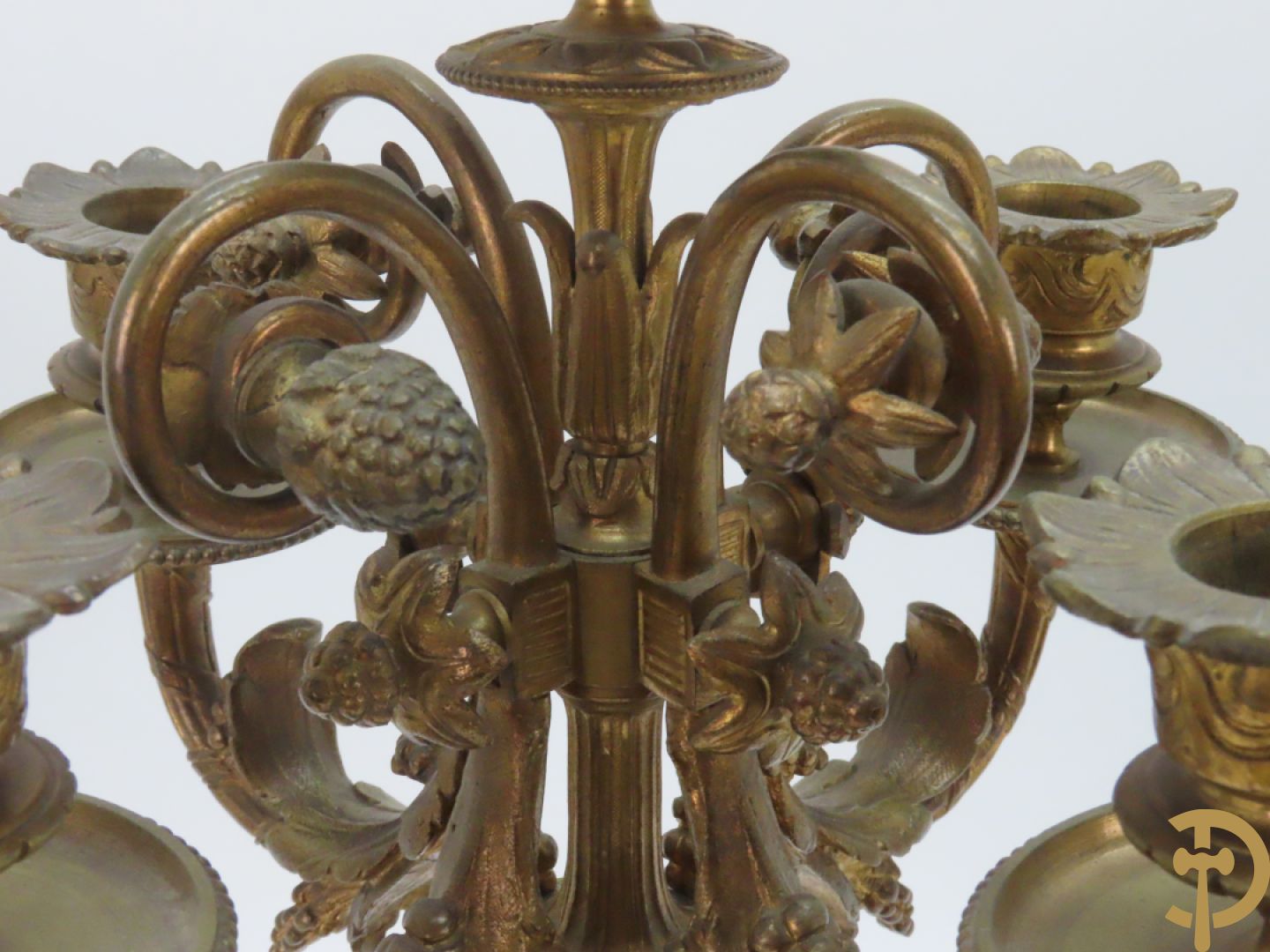 Driedelige bronzen garnituur bezet met Sèvres porselein bestaande uit pendule geflankeerd door paar cupido