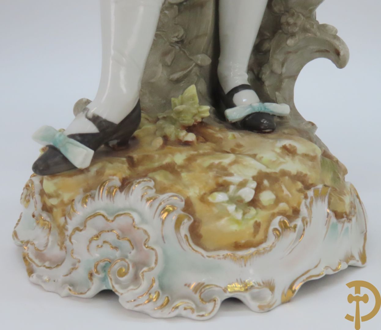 Paar meerkleurige porseleinen beelden van romantisch koppel , onderaan gemerkt