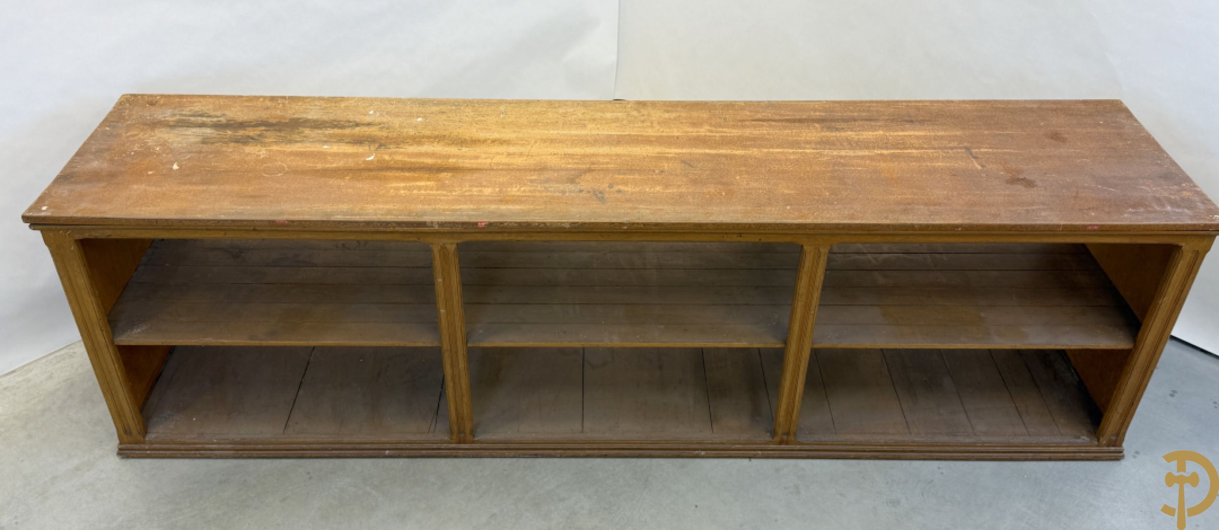 Pine winkeltoog met étagère in faux bois beschilderd