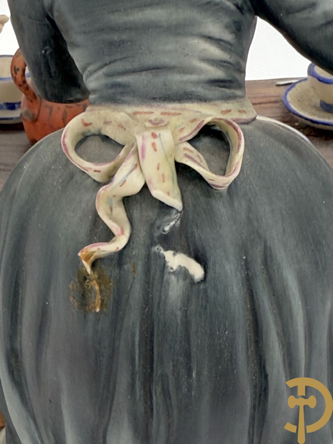 Zes porseleinen groepen Capo di Monte : Paarden met koets, oude man op bank, dame met kinderen, cupido