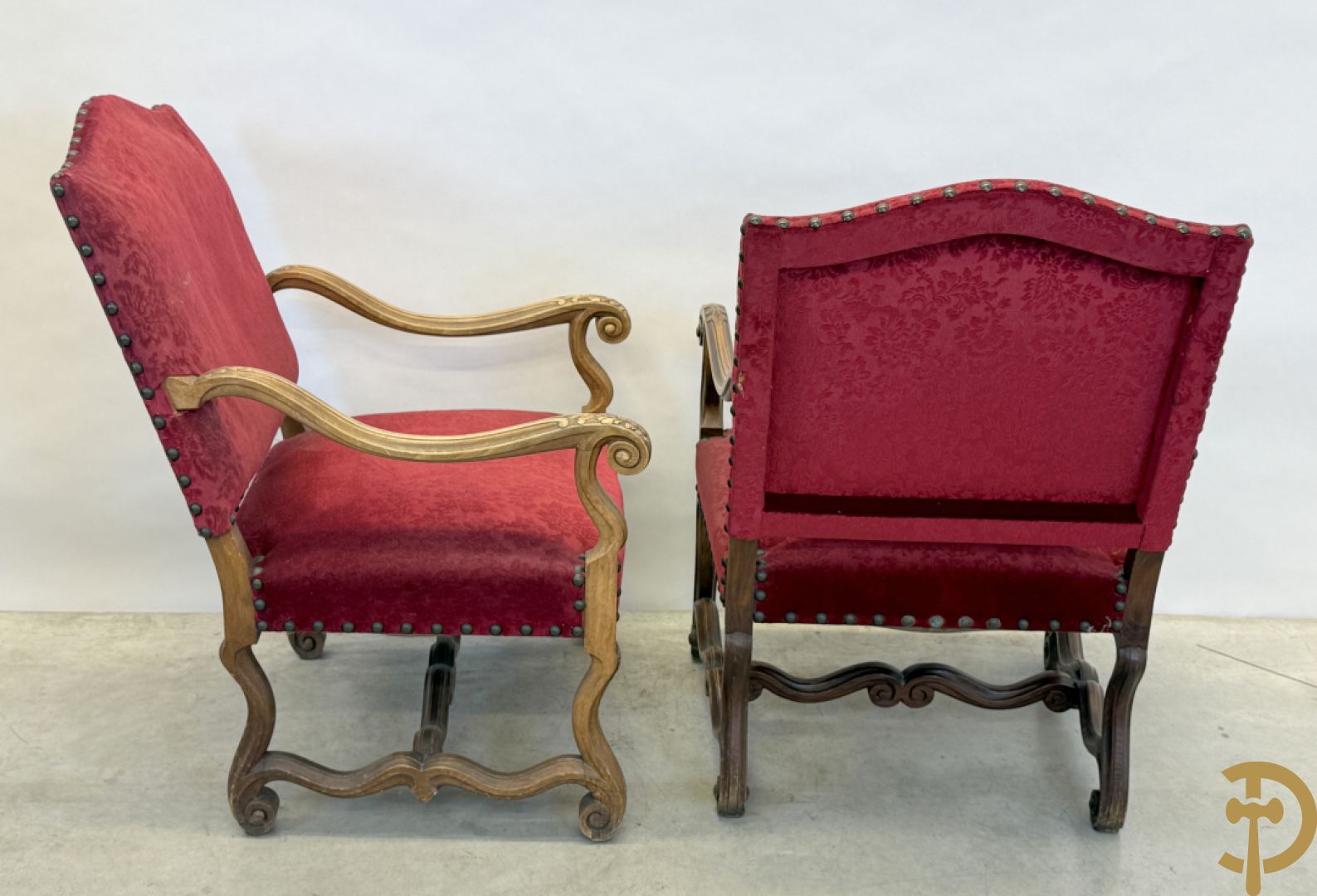 Paar armzetels met voluutvormige armleuningen, bordeaux stof, gesculpteerd met accanthusranken + Armzetel met bordeaux stof, vollutvormige armleunungen en gesculpteerd met accanthusranken