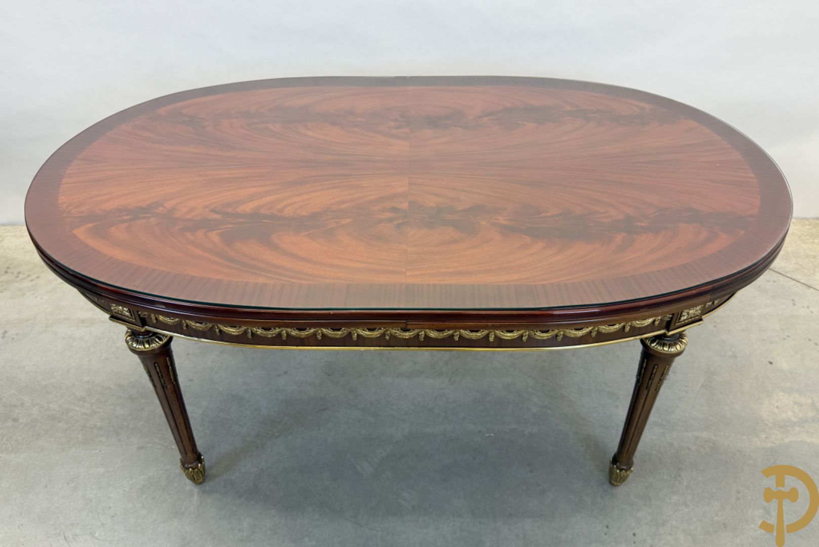 Ovale notelaren tafel bezet met bronsbeslag op gecanneleerde poten