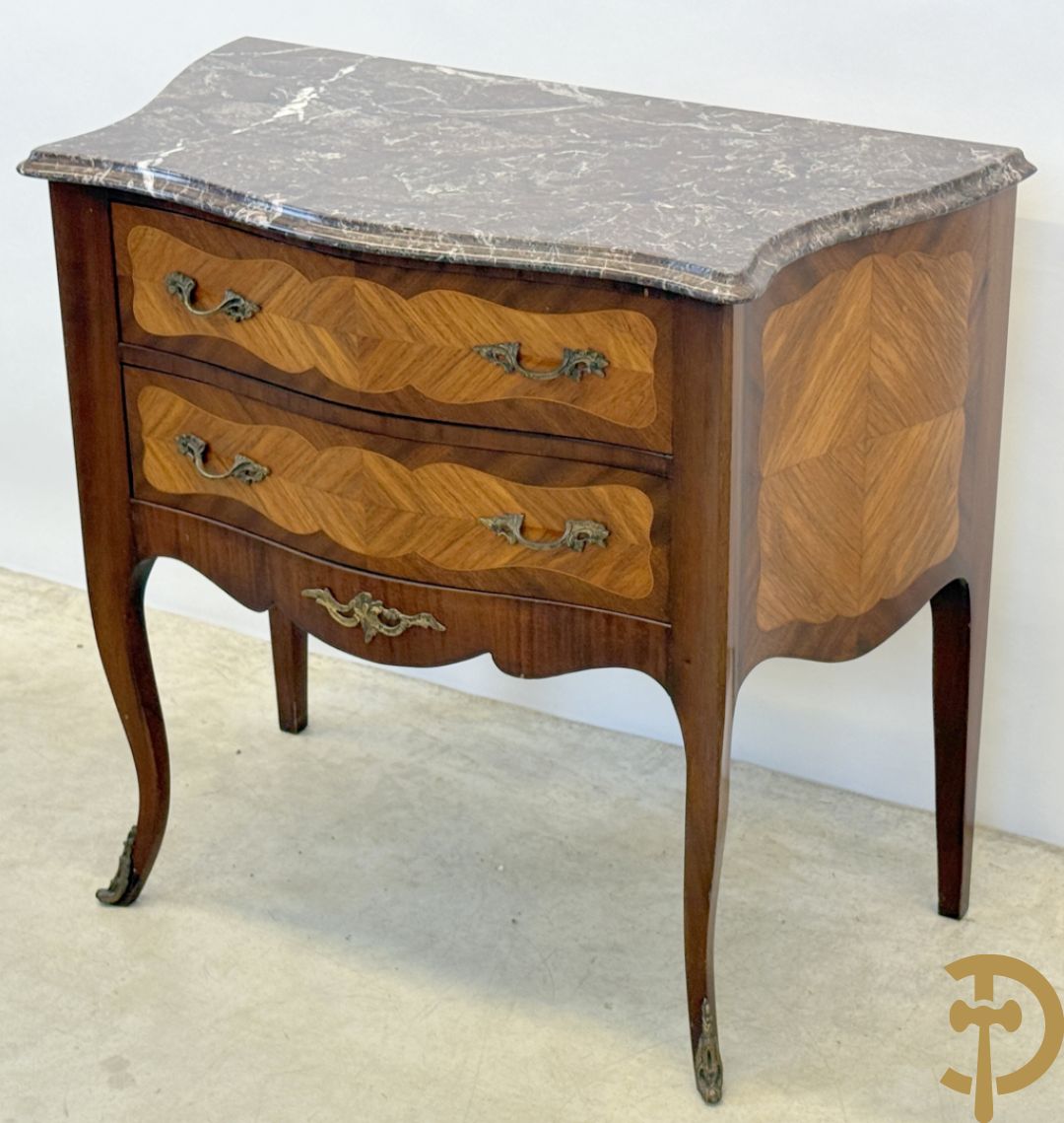 Notelaren tweeladencommode met bronsbeslag en grijs marmeren blad op voluutvormige poten