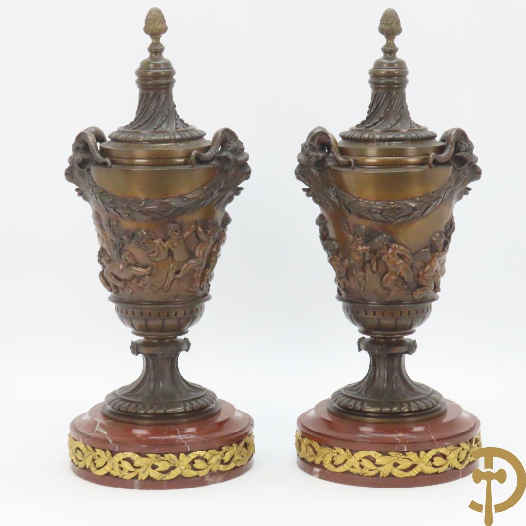 Paar bronzen cassolettes omgeven door dansende cupido