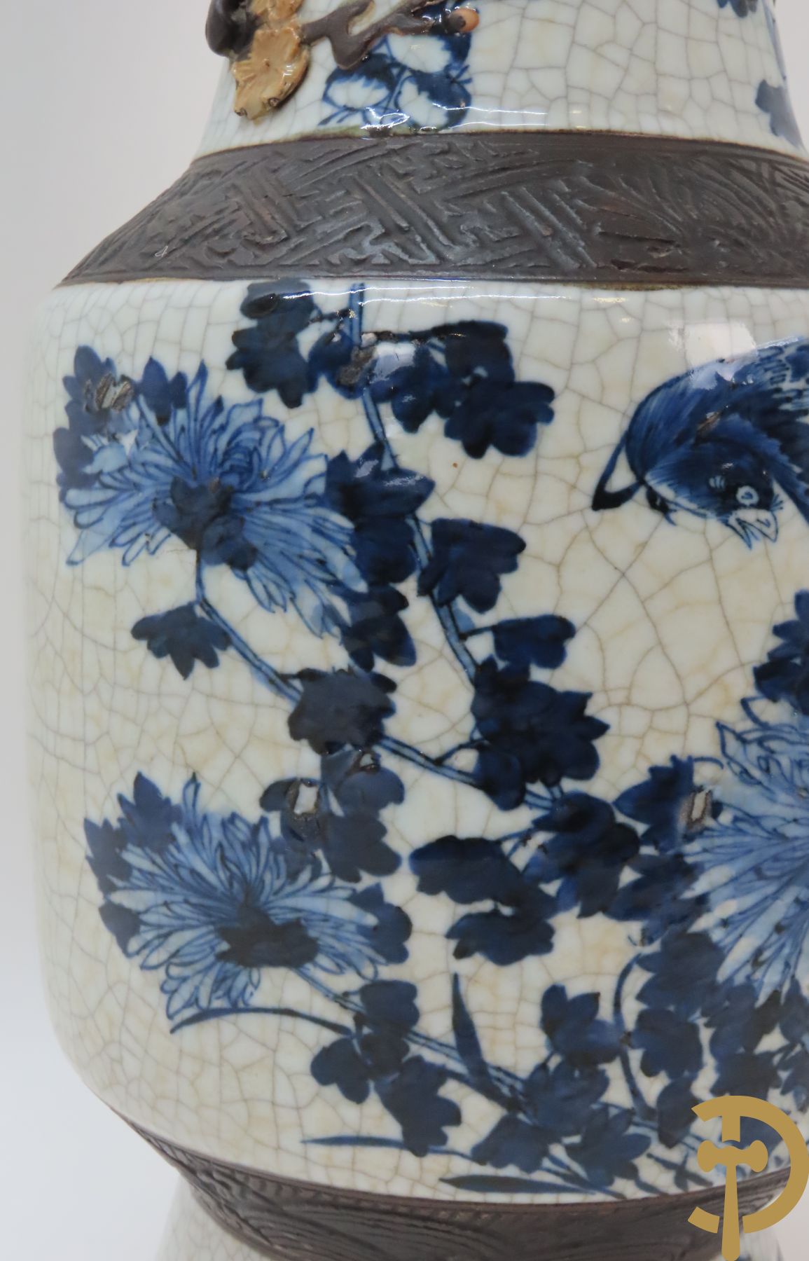 Chinese porseleinen blauw/witte Nankin vaas met bloemen- en vogeldecor + 2 Nankin vazen met krijgerdecor