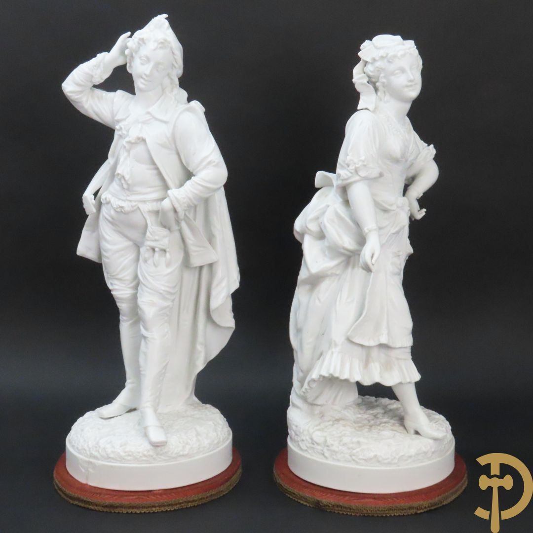 Paar grote witte biscuits van elegant koppel, onderaan gemerkt AM