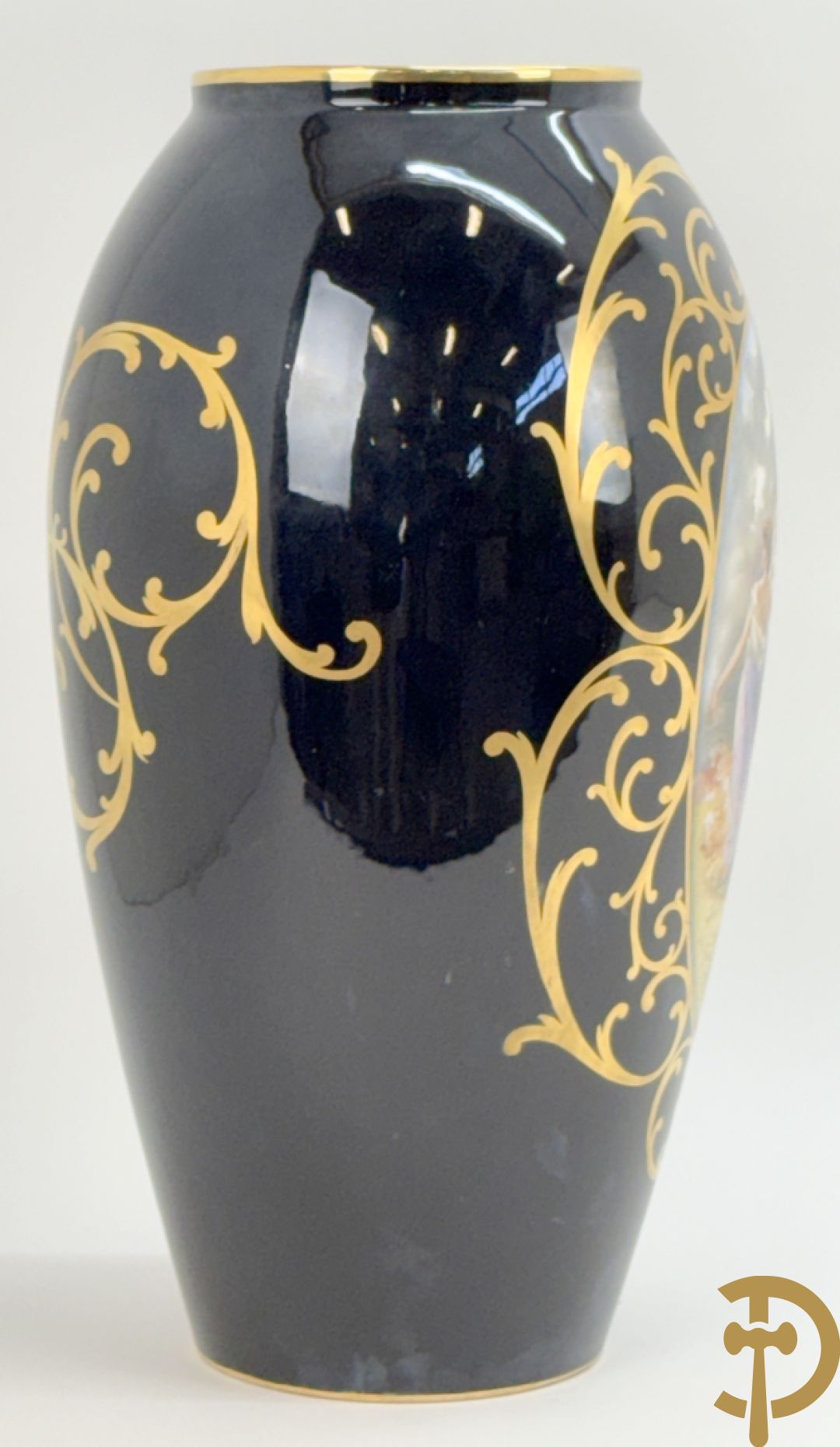 Porseleinen siervaas met idyllisch landschap met 4 dansende dames op blauwe fond, gemerkt Orly