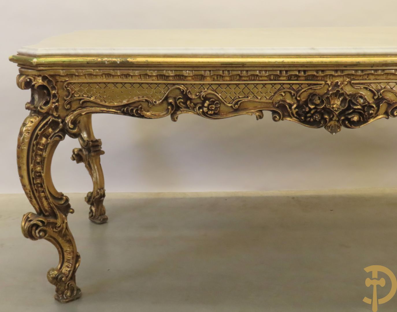 Uitzonderlijke vergulde Louis XV eetkamer bestaande uit vijfdeursdressoir met voluutvormige accanthusranken en rocailles, beschilderd met bloemenmotieven en centraal tafererel met hoornen des overvloeds + bijhorende spiegel vergulde tafel op voluutvormige poten met zes bijhorende stoelen + vitrine met accanthusranken en centrale deur, op voluutvormige poten