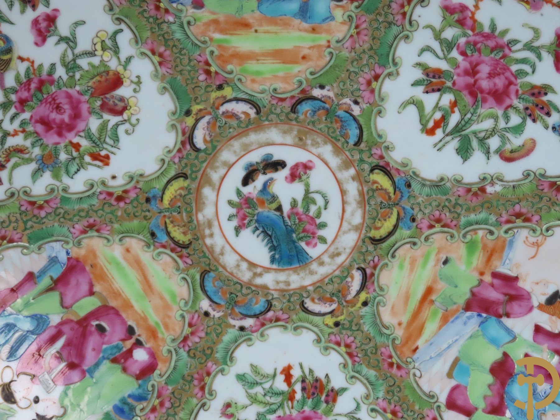 Groot Chinees porseleinen Kantonbord met cartouches van geanimeerde scènes, vogel- en bloemdecor