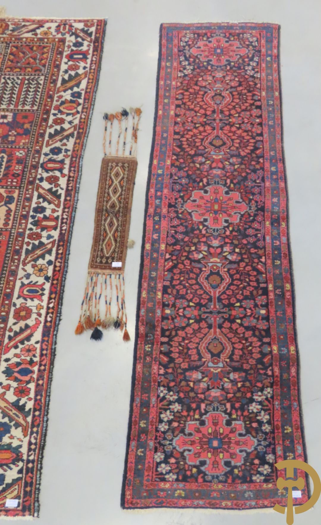 Oosters handgeknoopt tapijt met patronen + Oosterse handgeknoopte loper + kamelenmat