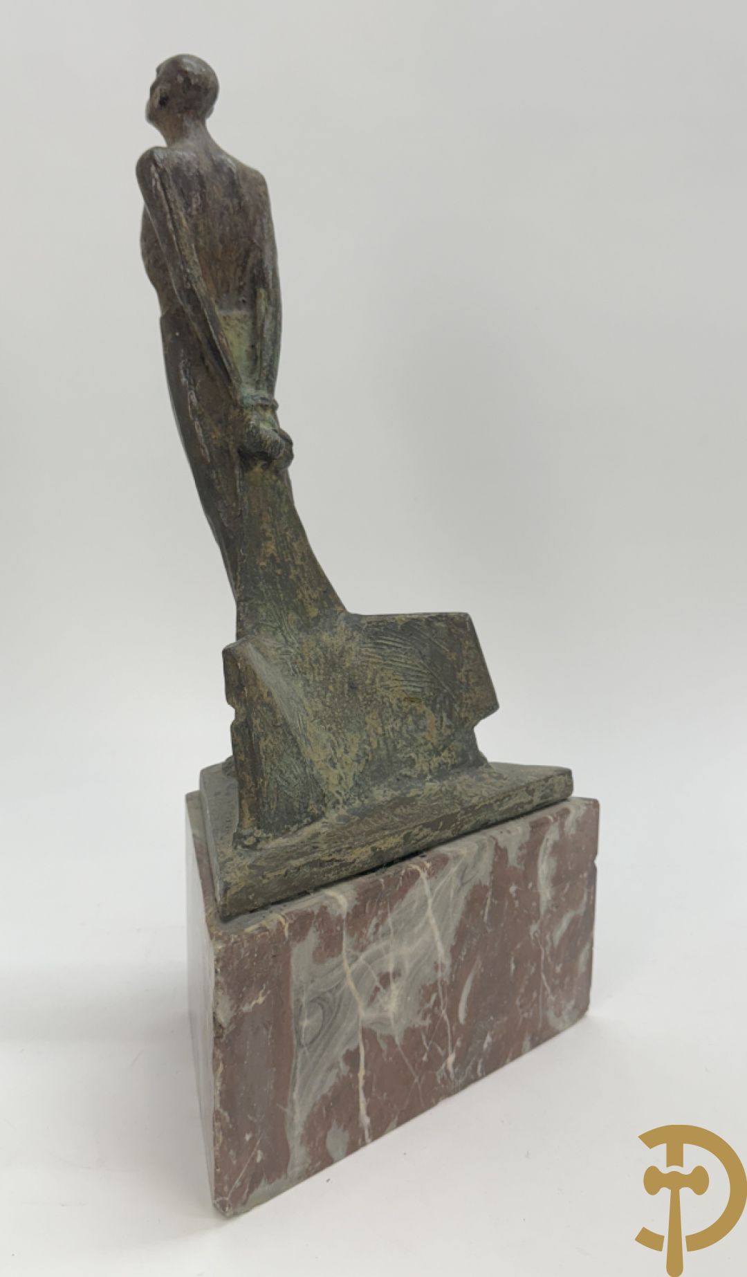 VAN CuL...(?) onleesbaar getekend achteraan Bronzen boegbeeld W.O. II Duits met tekens op marmeren sokkel