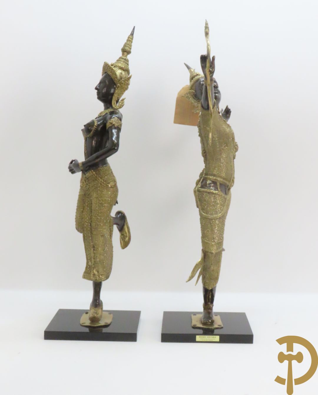 Twee staande koperen boedhistische figuren