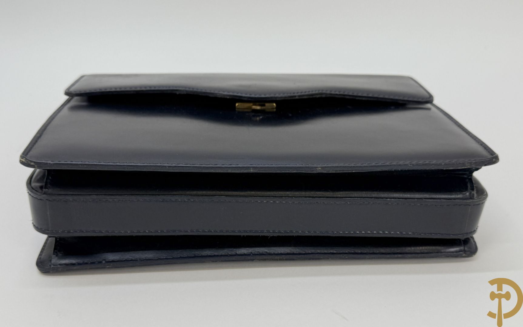 Blauwe lederen vintage Delvaux handtas + gelakte zwart lederen vintage Delvaux handtas met zak