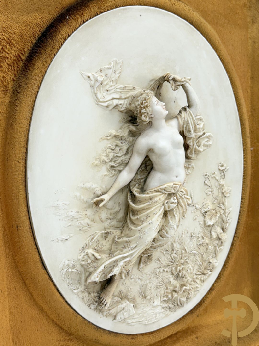 Paar ovale porseleinen plakkettes met elegante dame in bloemenveld