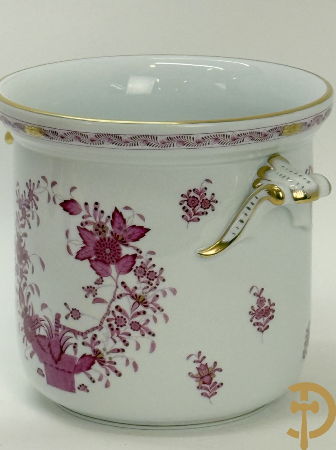 Porseleinen coupe met bloemendecor en 2 oren gemerkt Herent