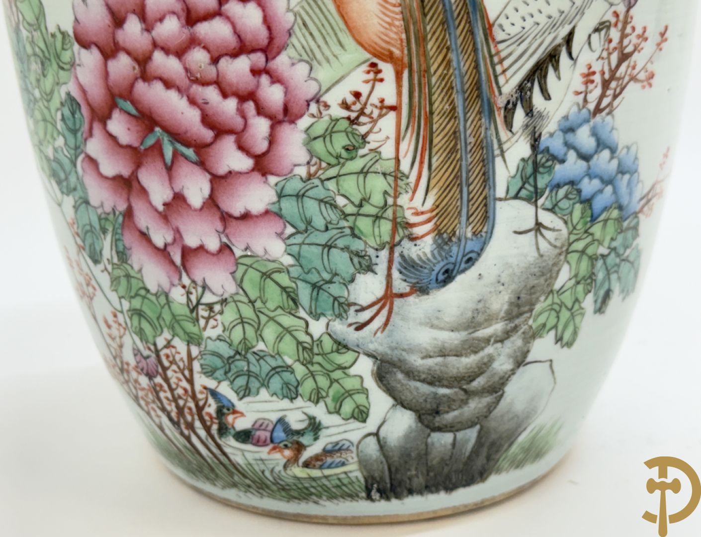 Drie Chinese porseleinen dekselpotiches met vogel- en bloemendecor