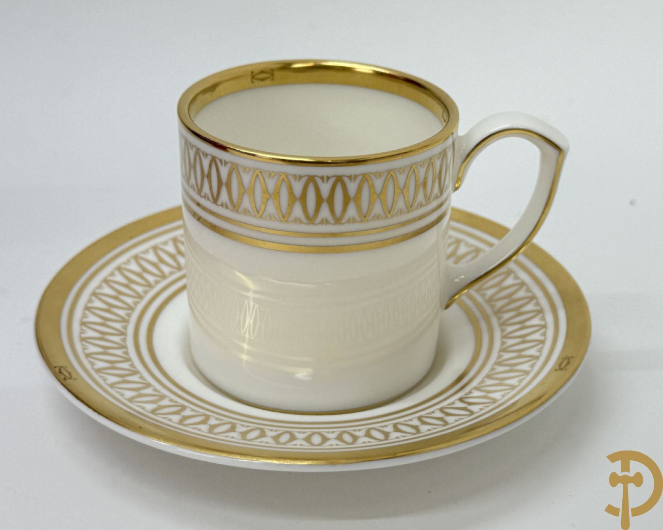 Porseleinen servies Cartier met vergulde rand bestaande uit 4 grote borden, 8 dessert bordjes, 8 koffie kopjes en schoteltjes en 8 kleine bordjes, La Maison Des Must