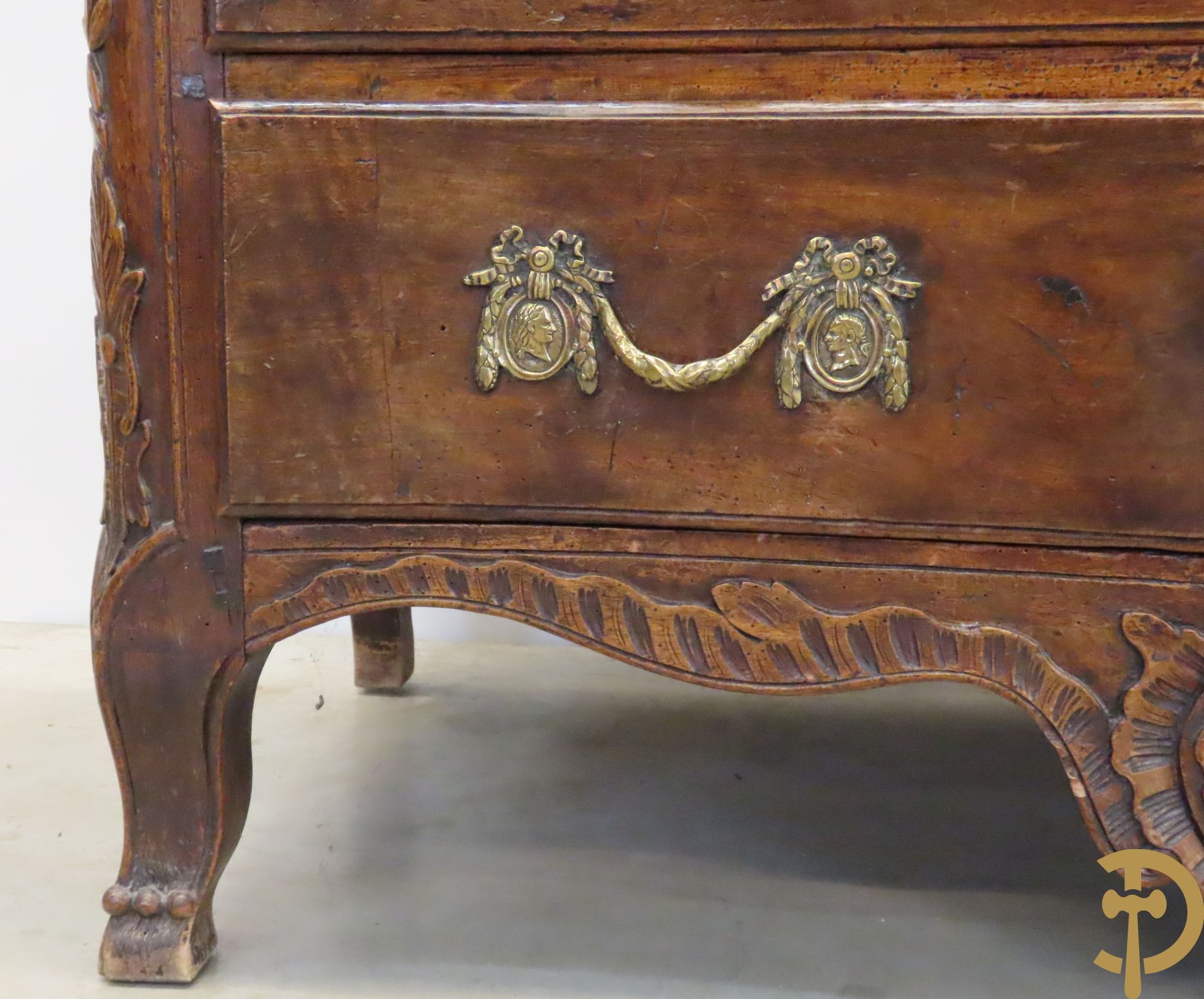 Notelaren orgelgebogen drieladencommode met afgeronde zijkanten, Louis XIV stijl