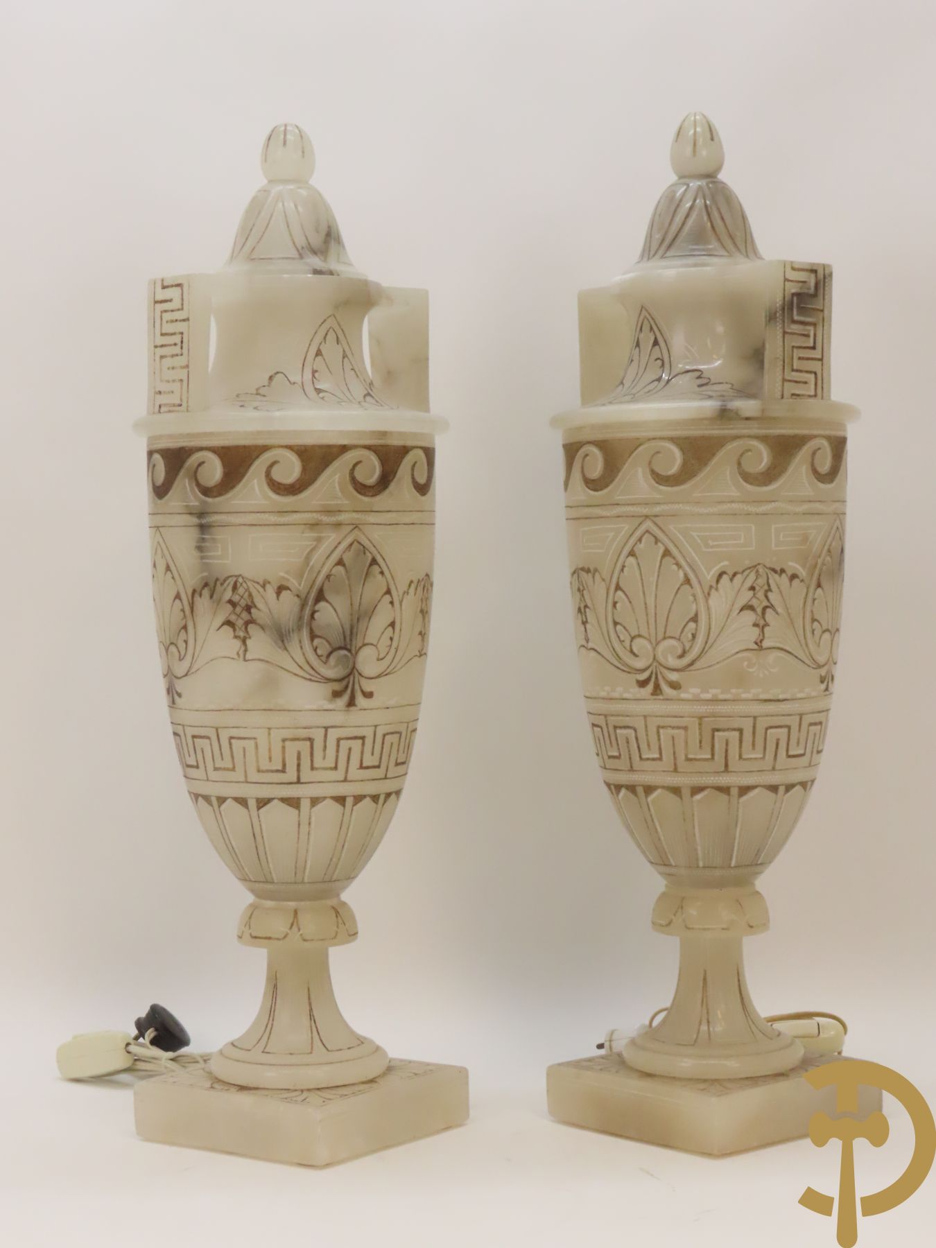 Paar handgesculpteerde onix marmeren Italiaanse potiches met accanthusraken en meanderend decor