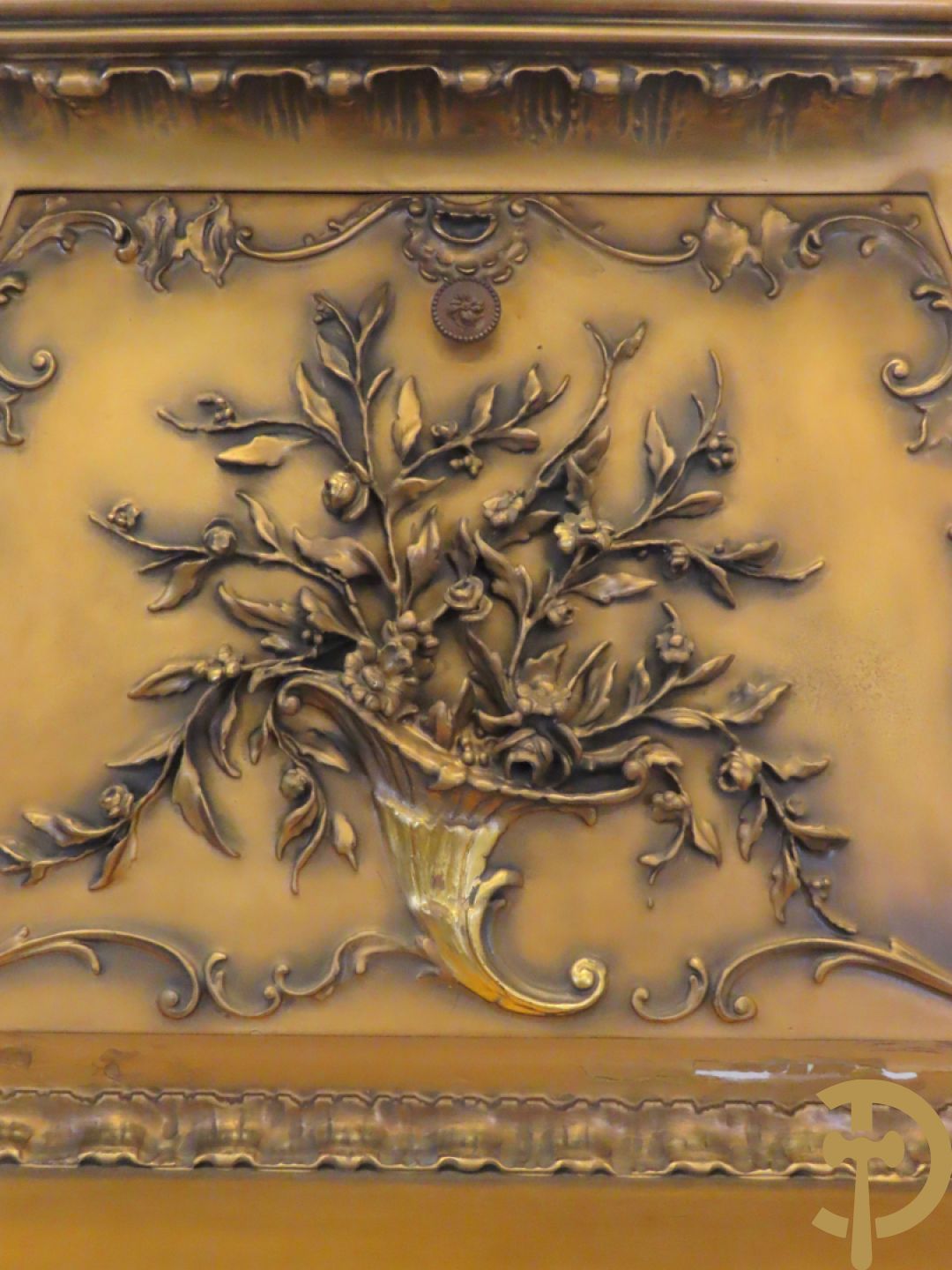 Uitzonderlijke vergulde bar met accanthusranken en bloemenmotieven op voluutvormige poten