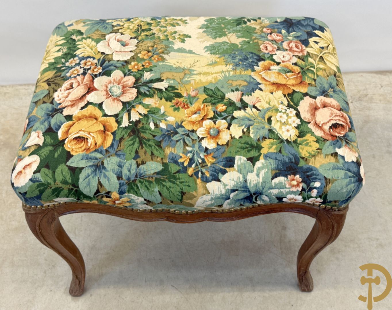 Vier notelaren armzetels bekleed met bloemenstof, met gezwaaide armleuningen op voluutvormige poten + bijhorend voetbankje