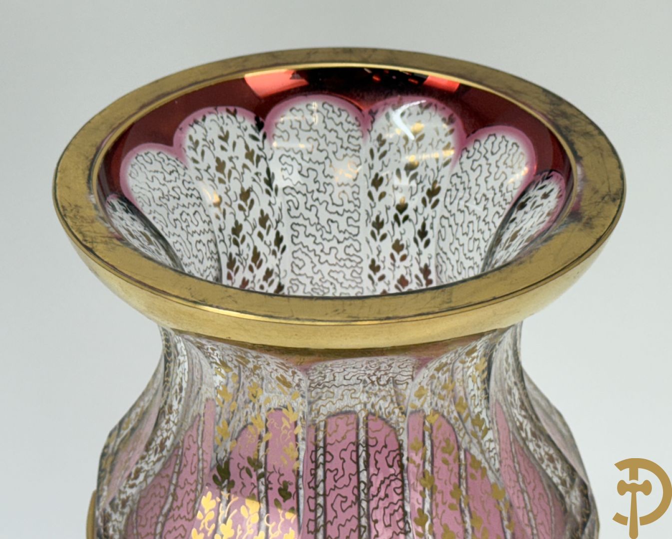 Gelobde kristallen vaas met gouddecor