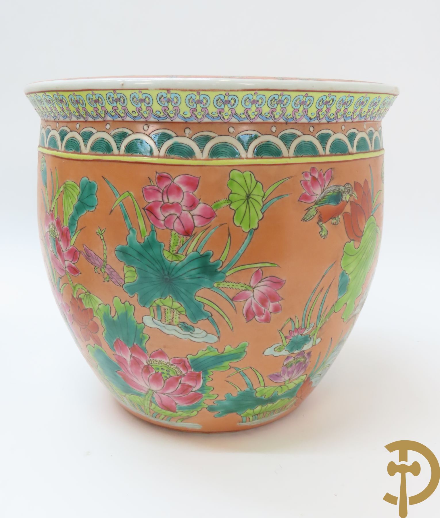 Paar Chinese porseleinen cachepots met bloemendecor en binnenin met visdecor