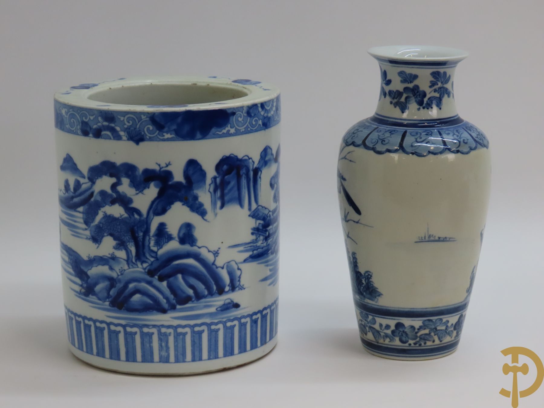 Porseleinen Aziatische wierookbrander met landschapsdecor + Aziatische vaas in blauw/wit porselein met natuurtaferelen van fauna en flora
