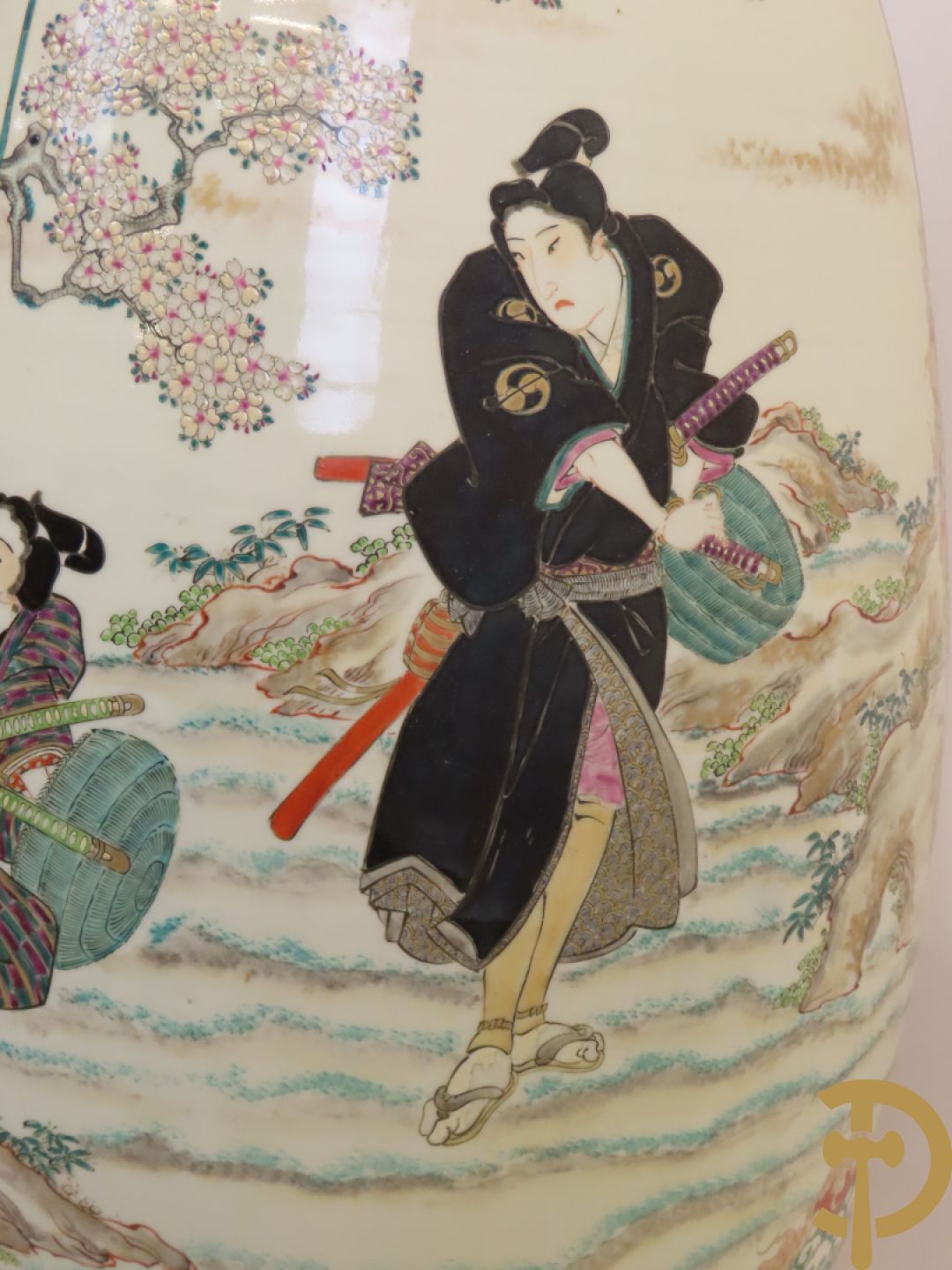 Japanse porseleinen waaiervaas met decor van geisha en krijger, bovenaan met florale motieven