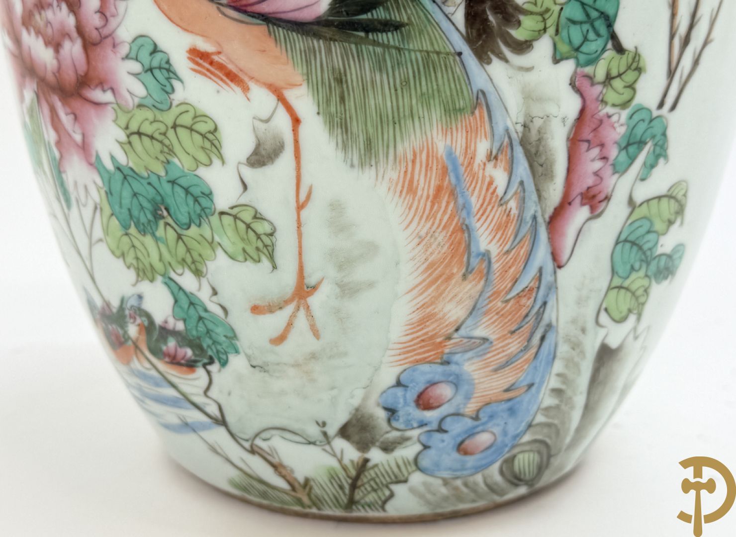 Drie Chinese porseleinen dekselpotiches met vogel- en bloemendecor