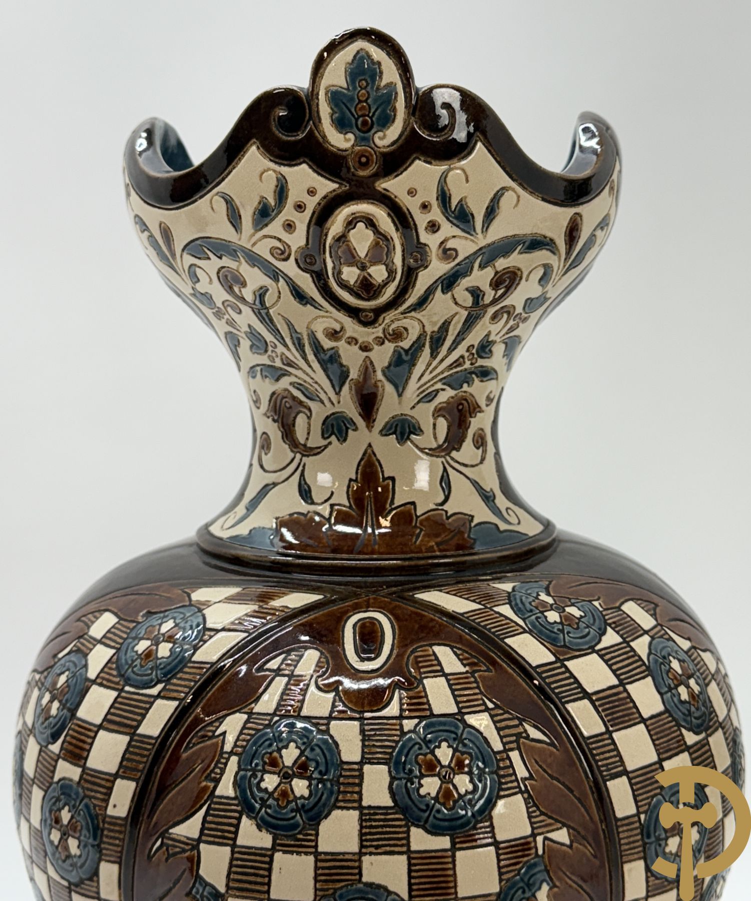 Paar meerkleurige vazen in Oostenrijkse faience met bloemendecor op koperen voet, Gerbing & Stephan, begin 1900