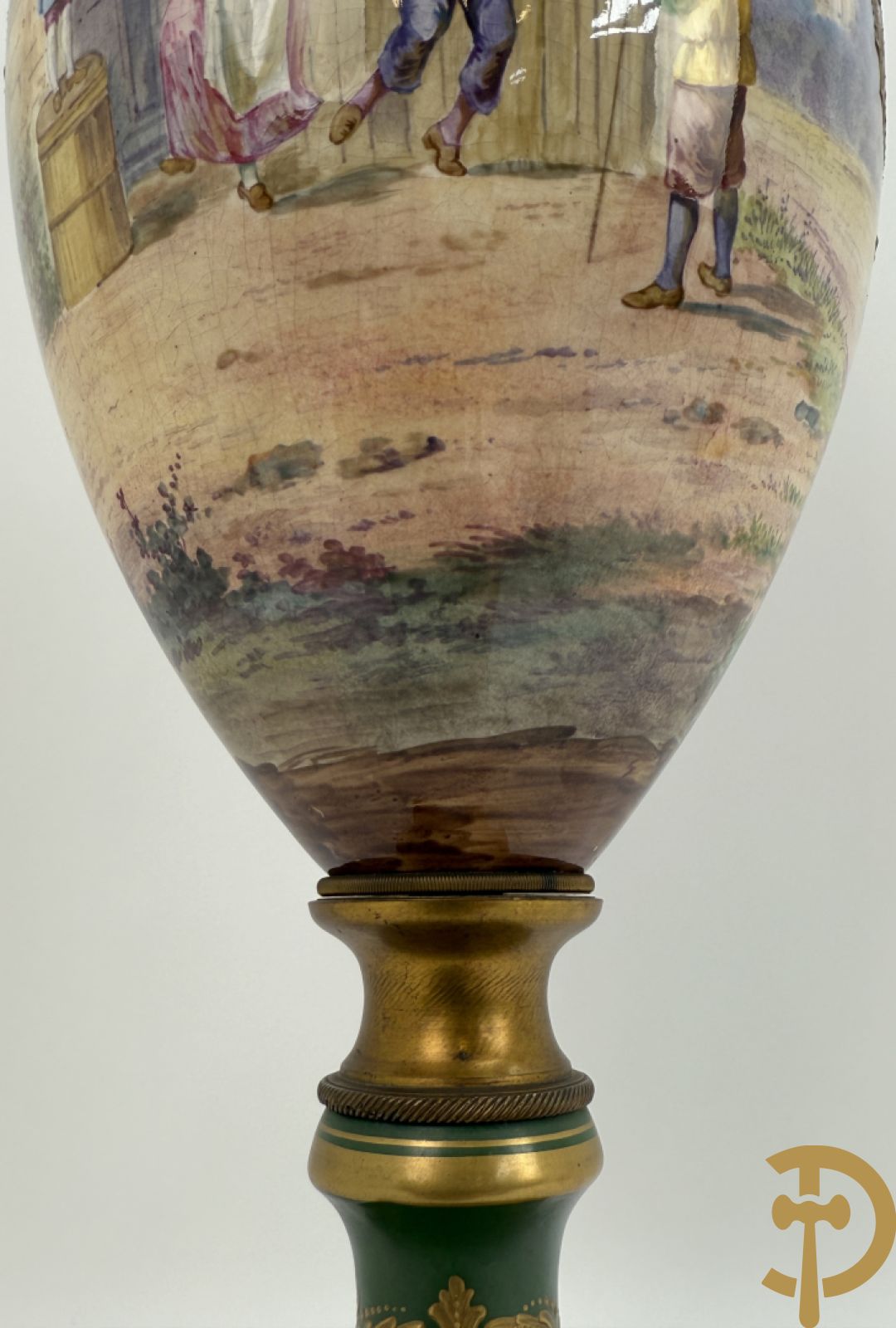 Porseleinen driedelige Sèvres cassolettes met decor van muciserende en dansende personages op groene fond, Aly getekend, gemerkt Sèvres