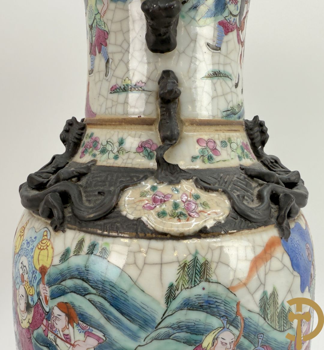 Paar Nankin vazen met dansende figuren en krijgertaferelen op houten sokkels