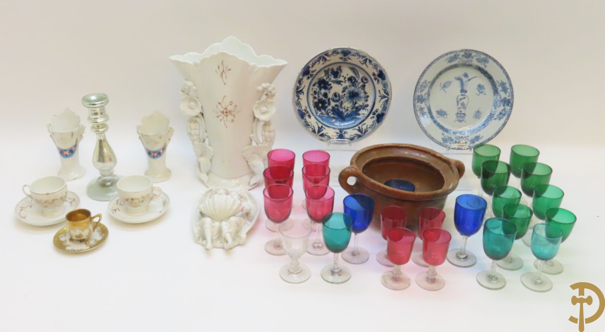 Mondgeblazen gekleurd glasservies + Chinees blauw/wit bord + Delfts bord + Vieux Bruxelles vaasjes e.a.