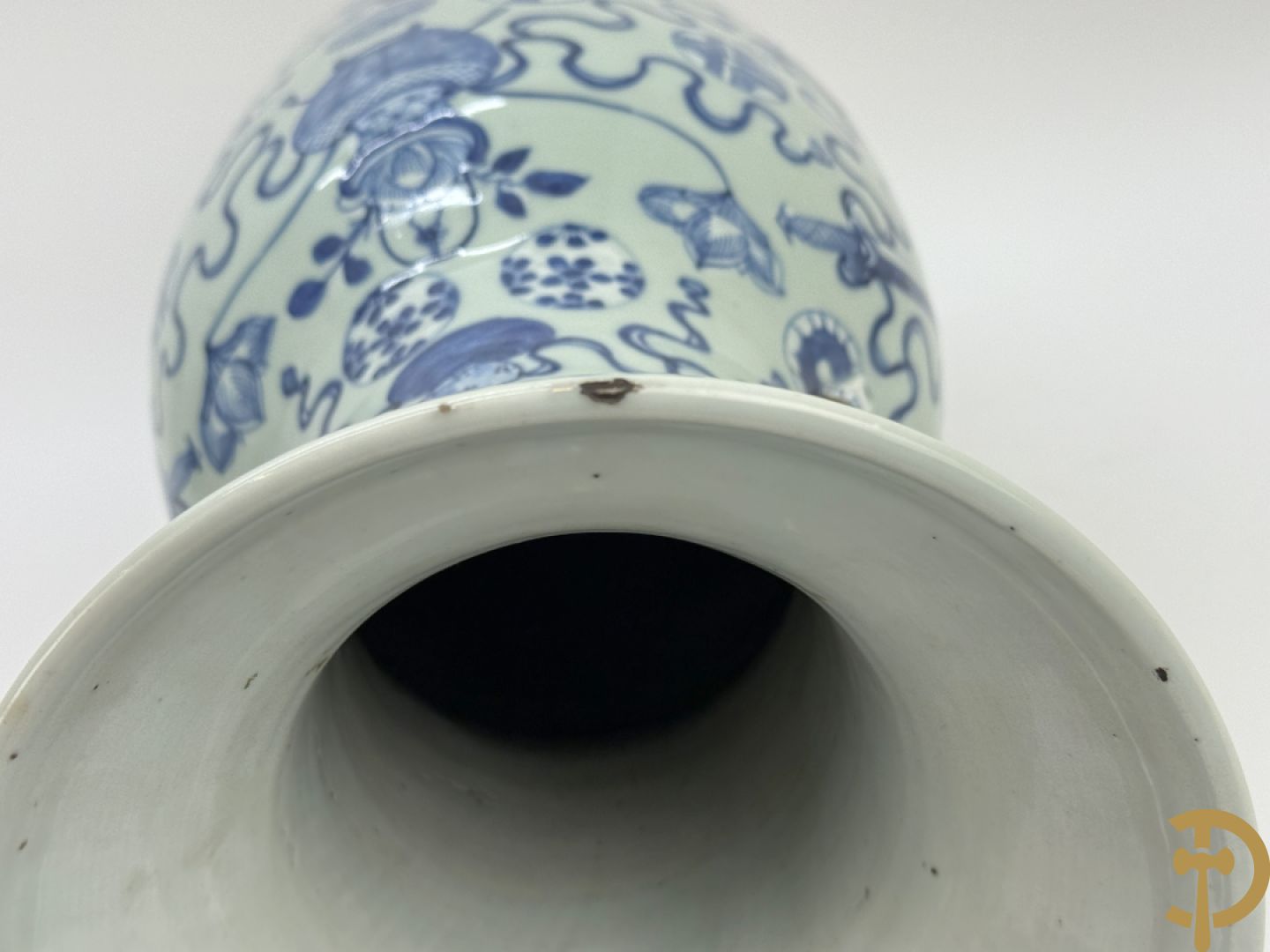 Chinese porseleinen celadon vaas met antiquiteitendecor