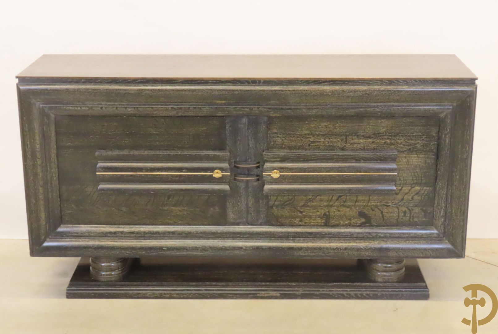 Art deco dressoir met 2 deuren en koperen baguette op sokkel