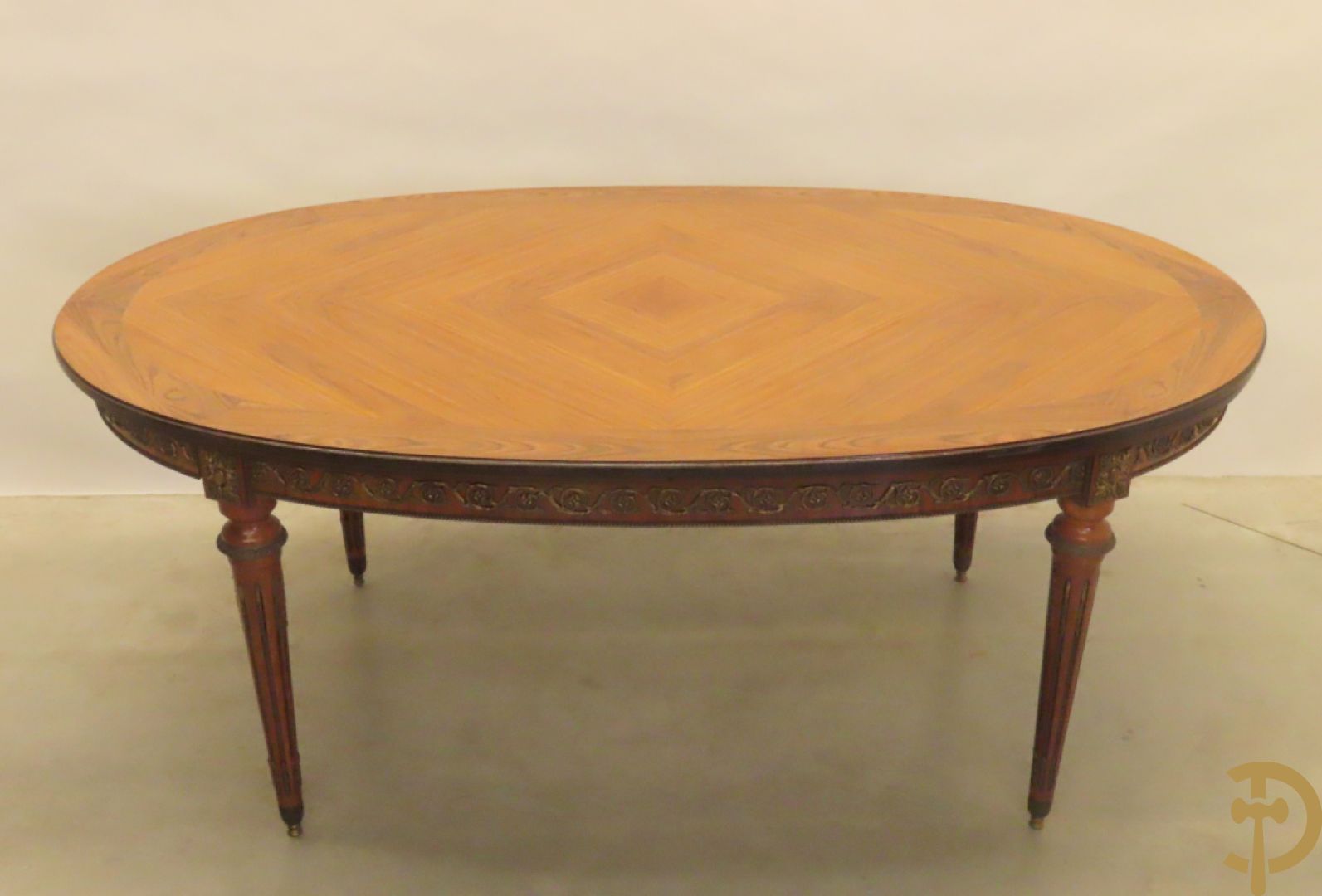 Notelaren eetkamer Louis XVI stijl bestaande uit vijfdeursdressoir met bloemenmarquetterie, bronsbeslag en wit marmeren blad, ovale uittrekbare tafel, 6 stoelen met leder bekleed en gegalbeerde vitrine met geslepen ruitjes