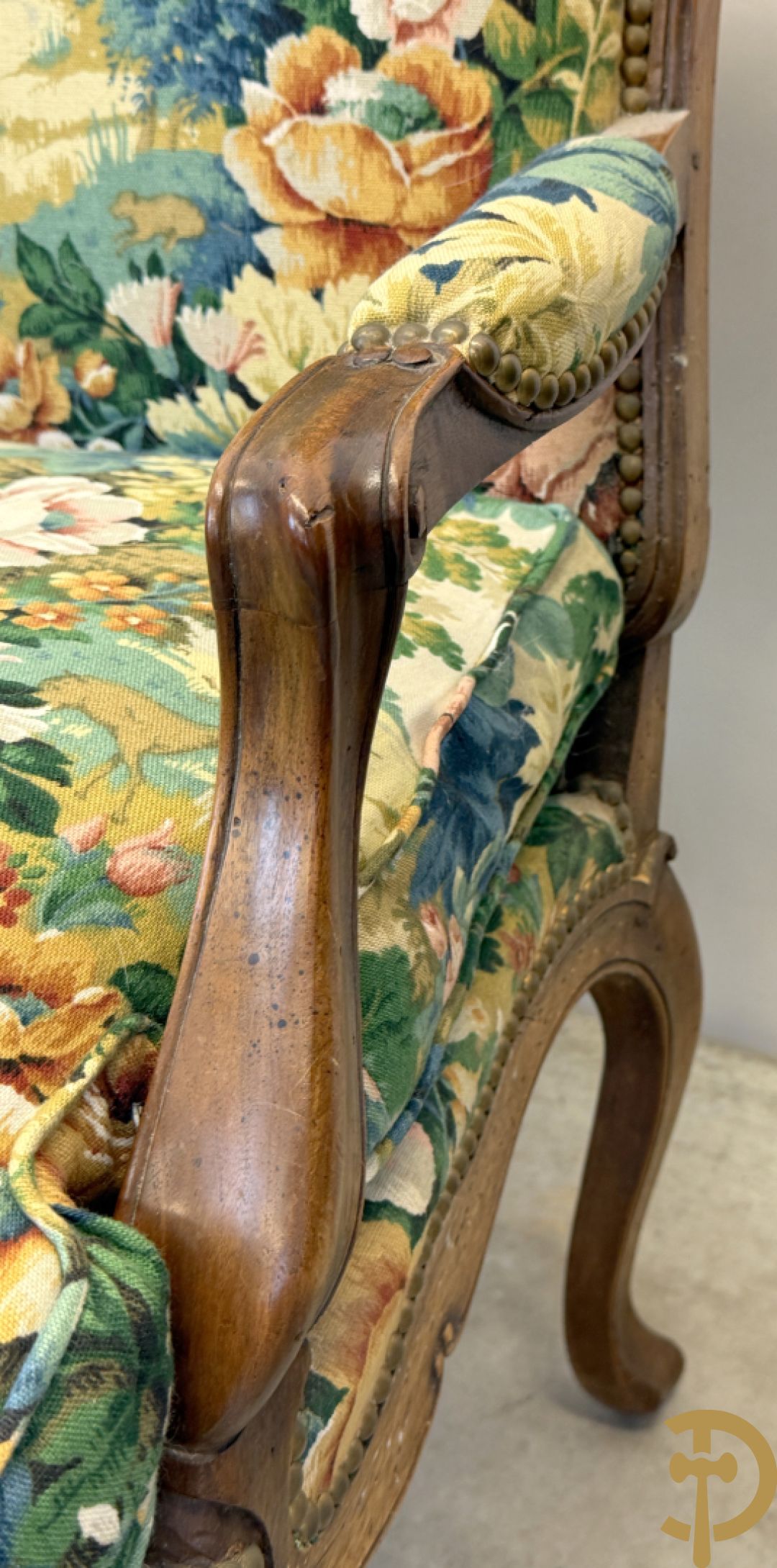 Vier notelaren armzetels bekleed met bloemenstof, met gezwaaide armleuningen op voluutvormige poten + bijhorend voetbankje