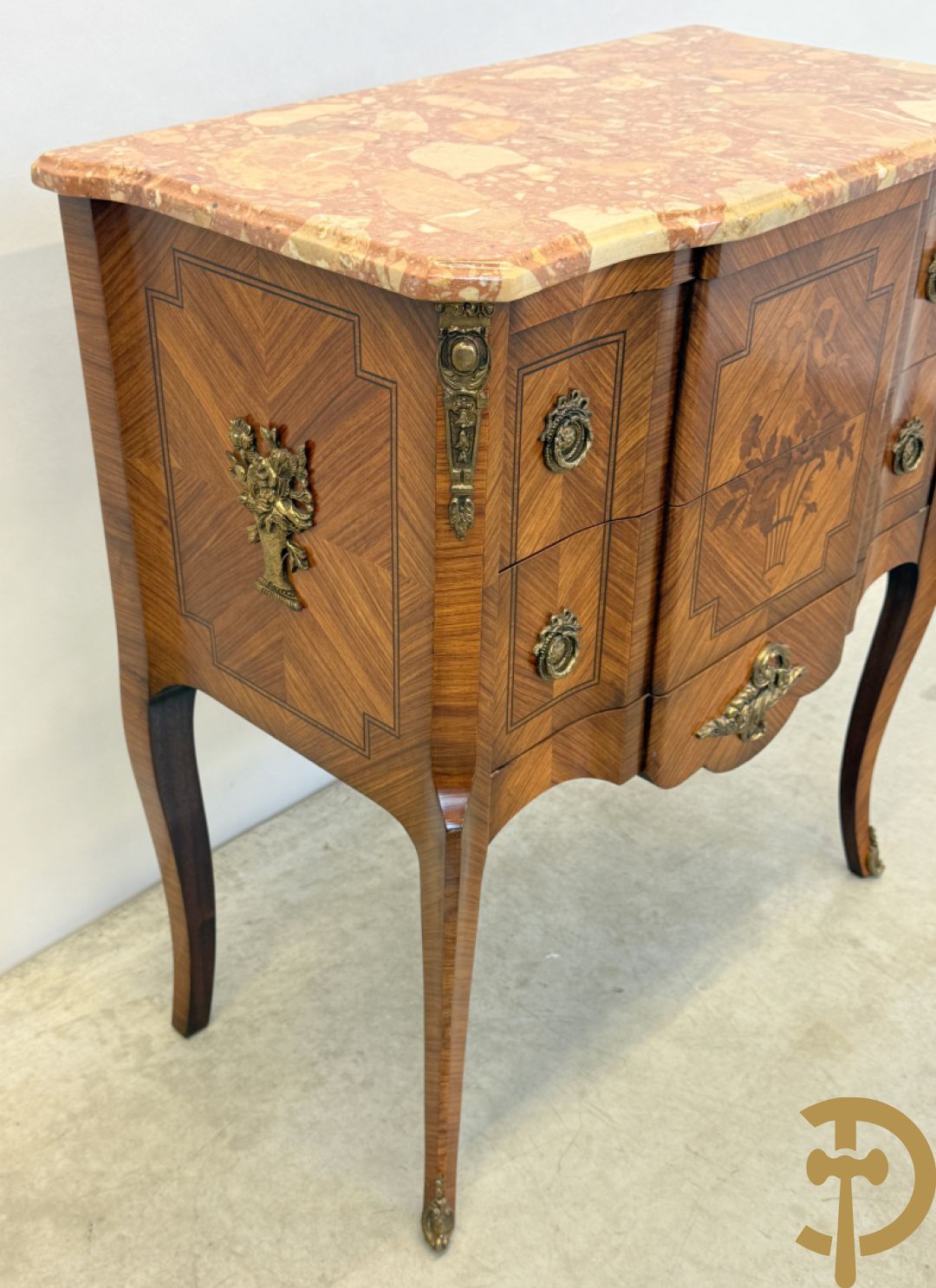 Notelaren tweeladencommode met marquetterie en bronsbeslag en marmeren blad