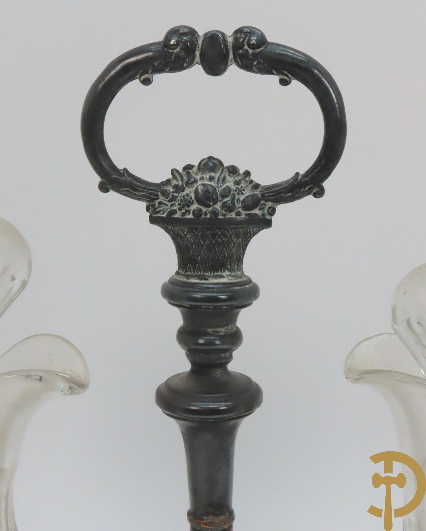 Twee decanteurs + olie- en azijnstel + 2 schenkkannen + twee-orig dekselpotje