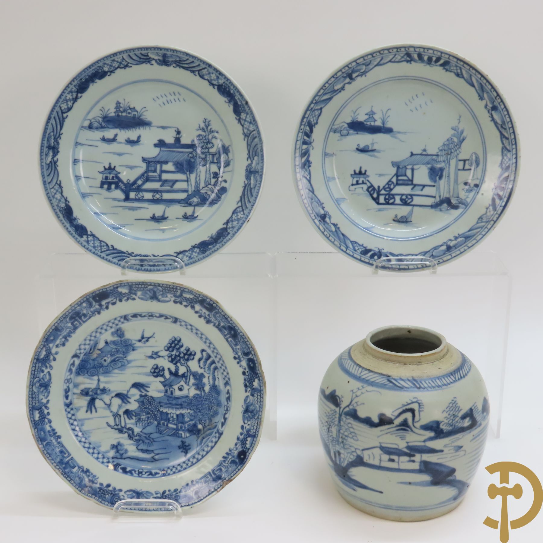 Drie Chinese blauw/wit porseleinen bordjes met landschapsdecor + Chinese porseleinen potiche met landschapsdecor