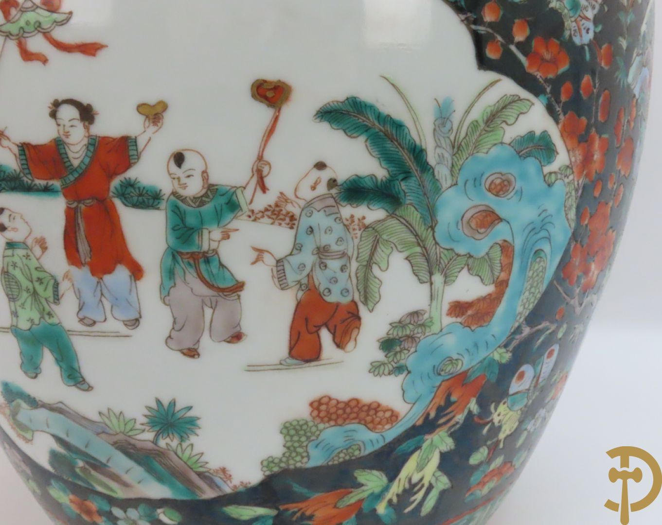 Chinese porseleinen cachepot met geanimeerd decor op zwarte fond met bloemen