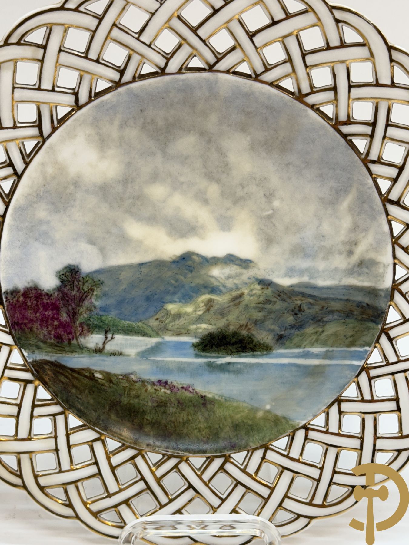 Acht handbeschilderde geajoureerde porseleinen borden met landschapsdecor, onderaan gemerkt