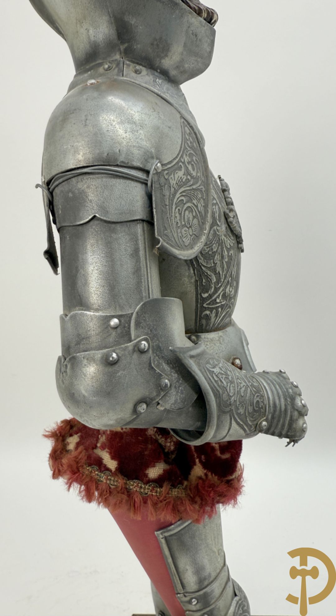 Miniatuur harnas met terra cotta hoofdje in helm op houten voet