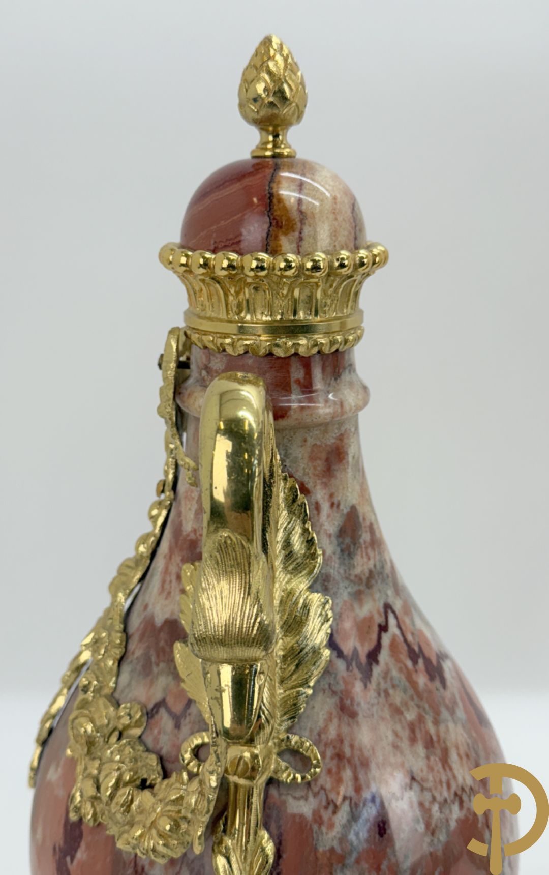 Paar marmeren cassolettes met zwanehalzen en guirlandes