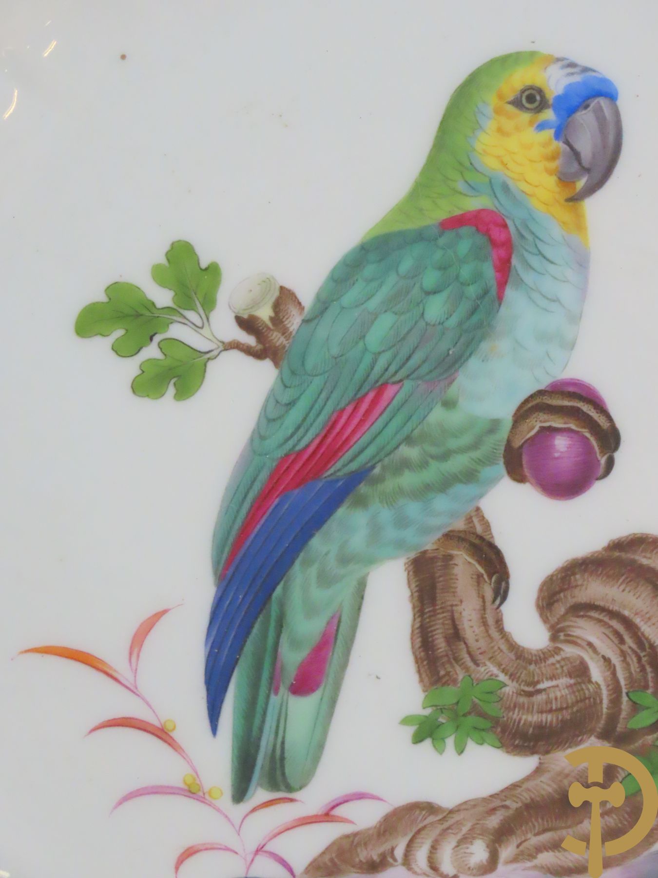 Zes porseleinen borden onder gemerkt met zwaarden / Meissen : 1 bord met stadstafereel, 1 verlucht bord met drakendecor, 1 bord met vogeldecor, 1 met bloemen en 2 met bloemendecor omgeven door vergulde rand