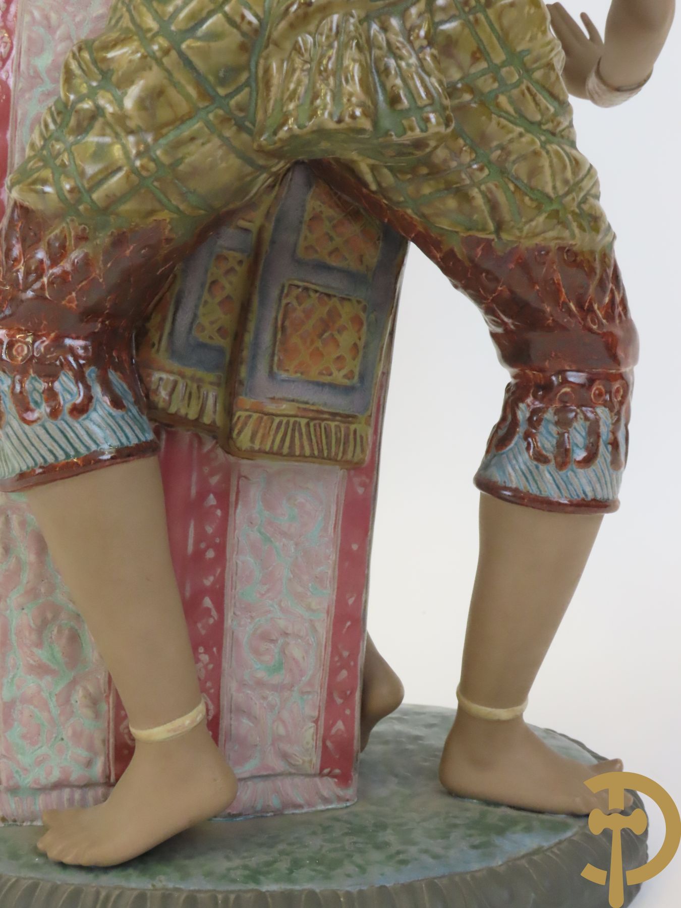 Thaise danseres met jongeman in keramiek, onderaan gemerkt Lladro