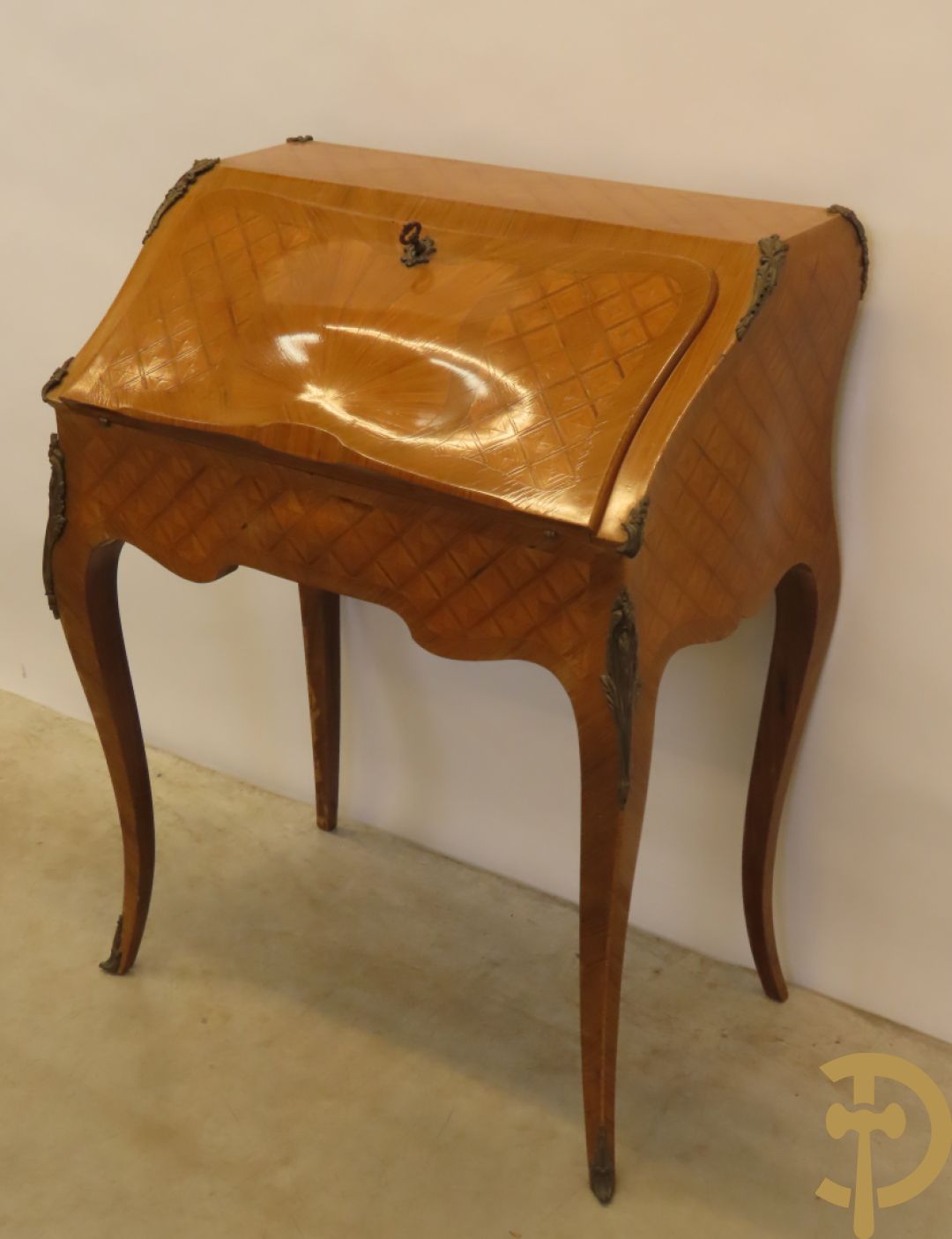 Notelaren damesklapsecretaire met parkettage en zonnestraalfineer, bezet met bronsbeslag - op voluutvormige poten